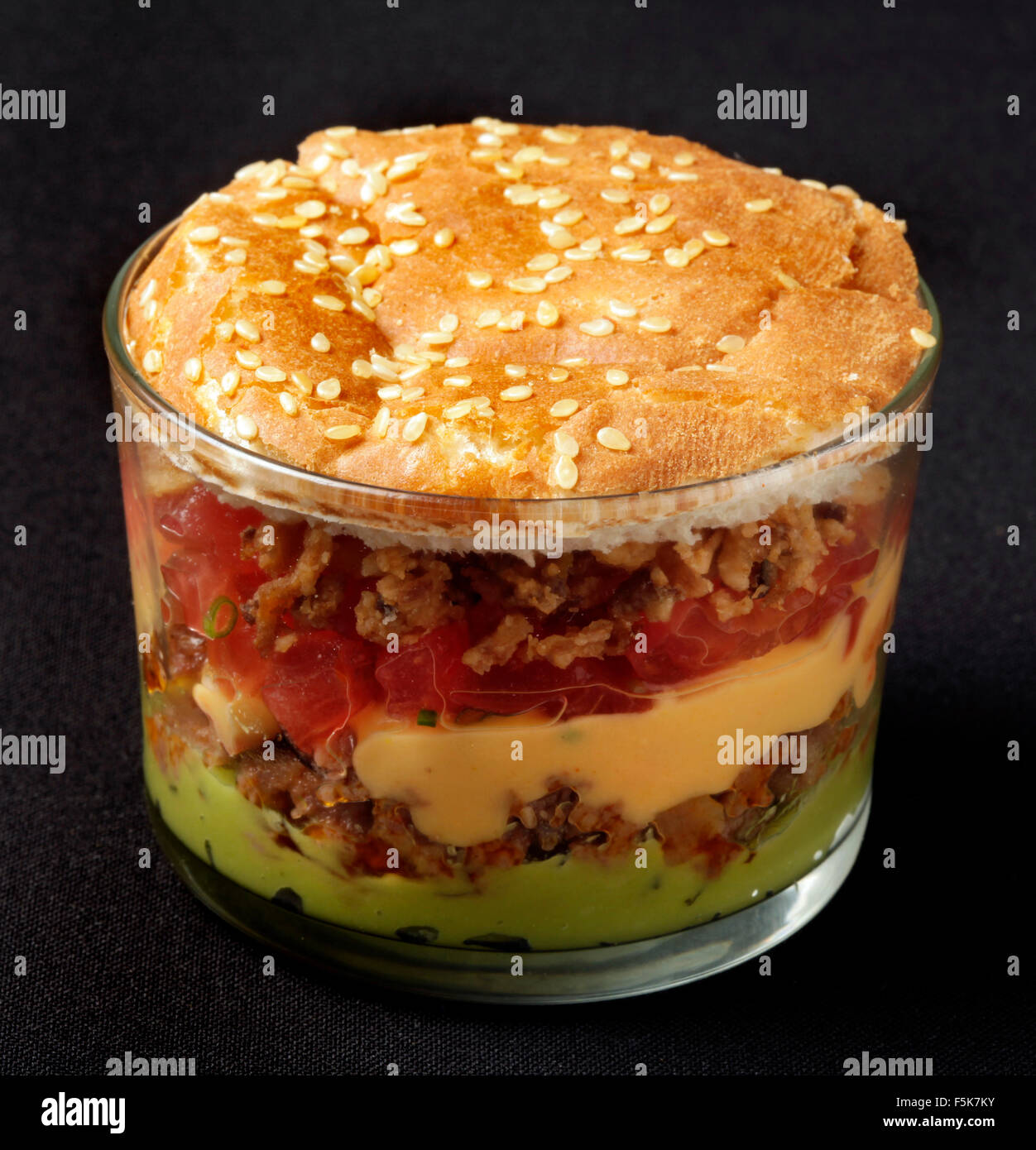 Bella presentazione di cibo. Hamburger originale di servire. Foto Stock