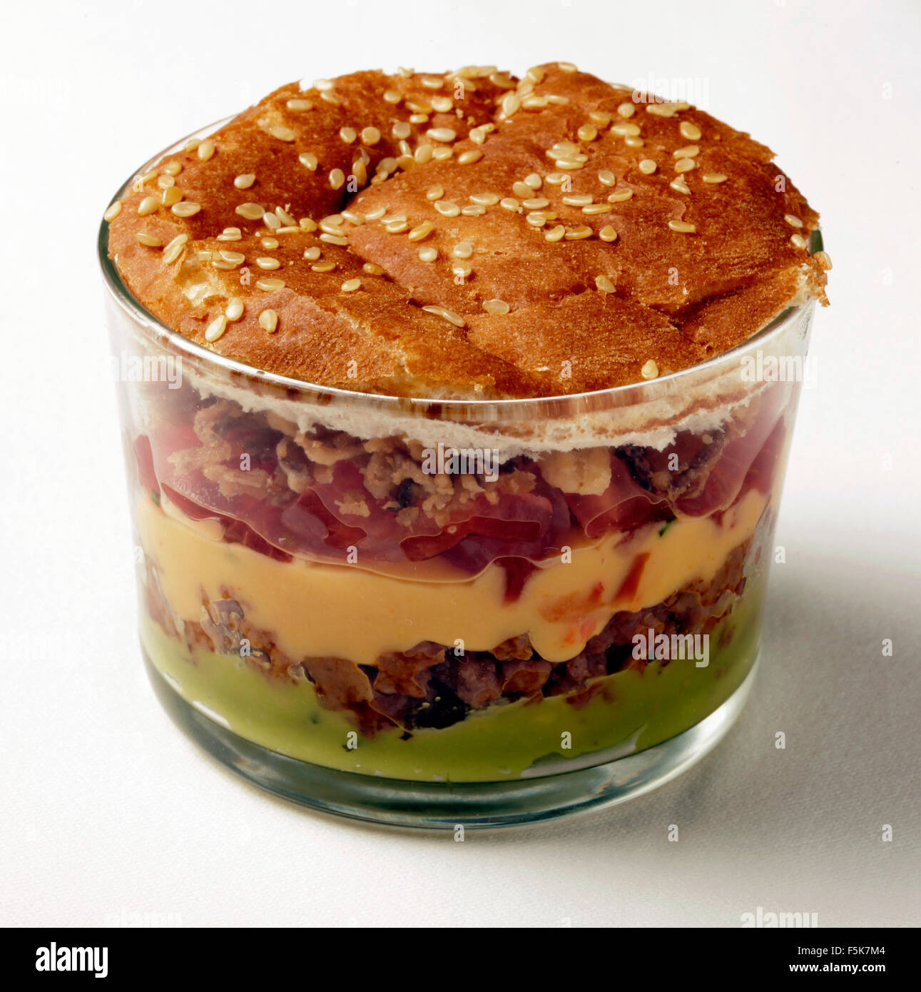 Bella presentazione di cibo. Hamburger originale di servire. Foto Stock