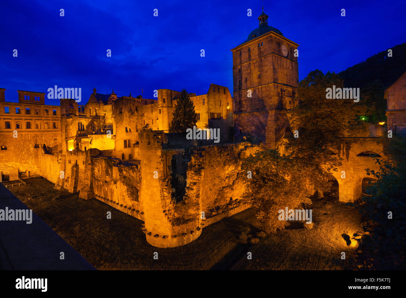 Schloss Heidelberg con luci d'oro durante la notte Foto Stock