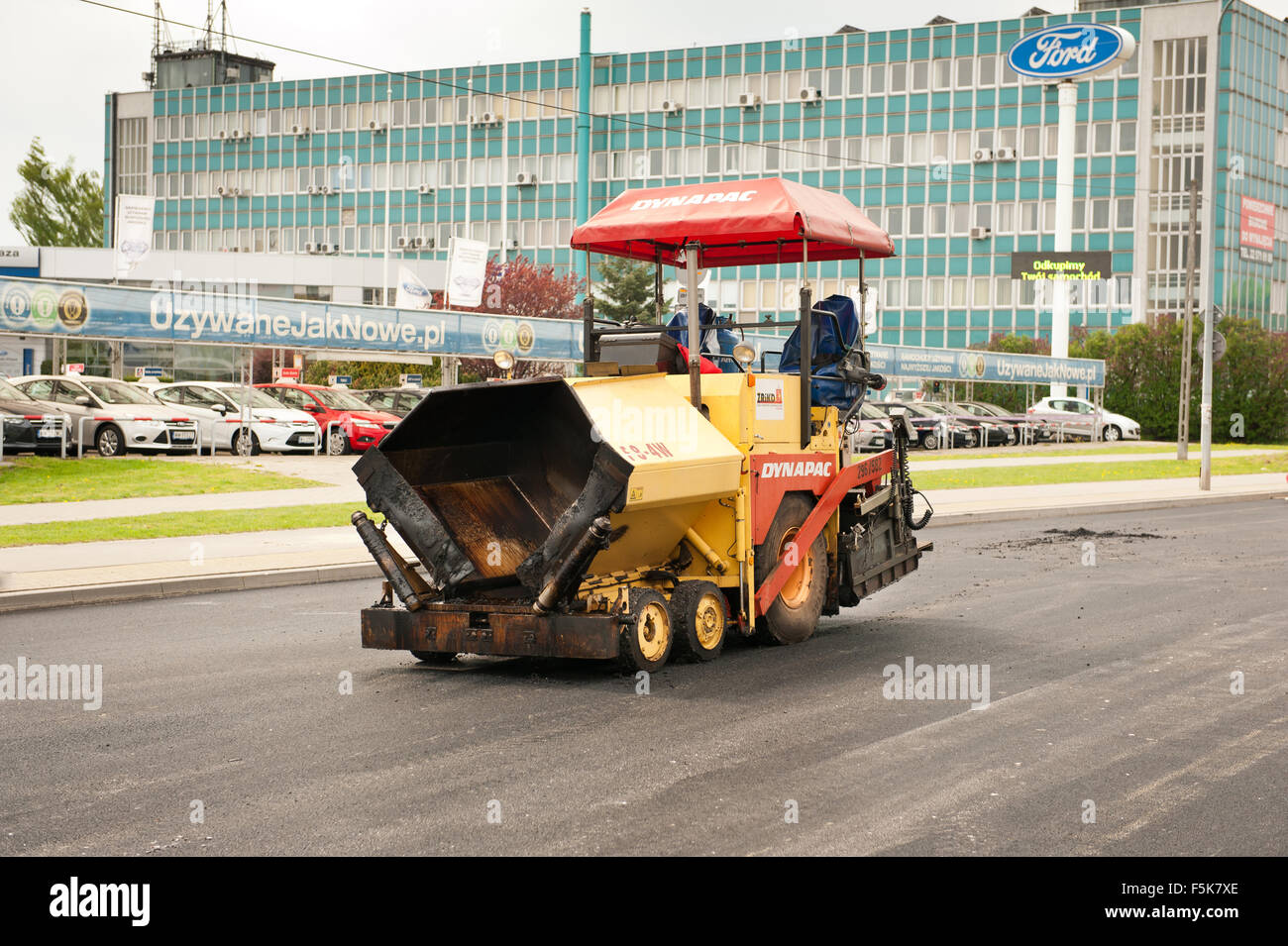Asfalto lastricatore street ristrutturazione veicolo di pavimentazione, blacktopping costruzione di strada equipaggiamento macchina Dynapac F8 4W lastricatore gommati ... Foto Stock
