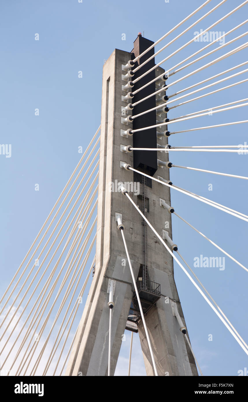 Ponte strallato pilone concreto dettaglio punta, industria pesante ad alta costruzione in giornata soleggiata in Polonia, Europa, verticale ... Foto Stock