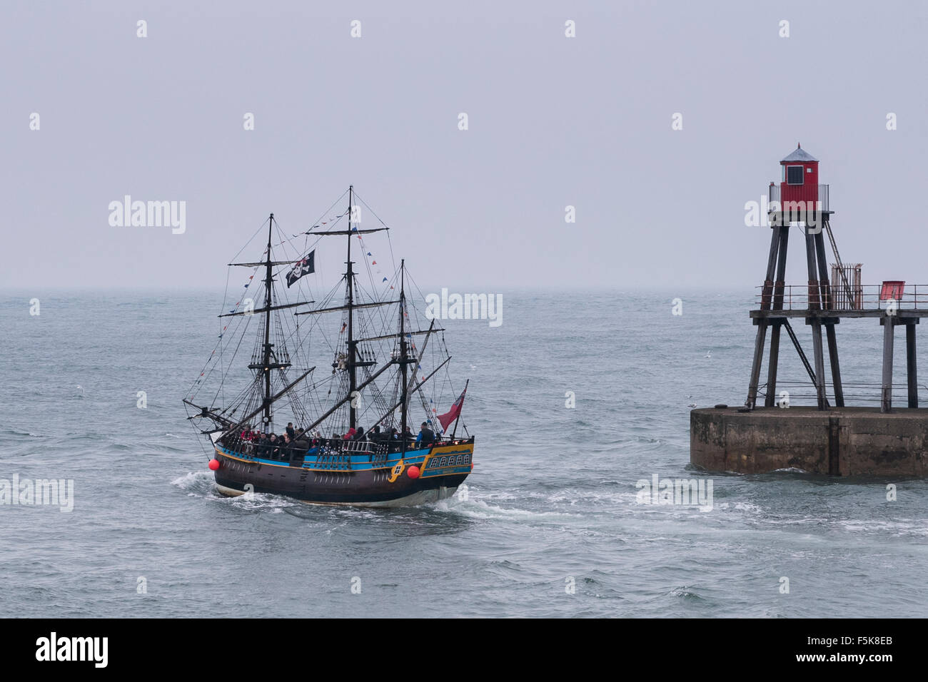 Corteccia adoperano (replica del Capitano Cook Endeavour) con montante, rigging & Peperoncino passeggeri, lascia il porto di Whitby - grigia giornata autunnale, Inghilterra, Regno Unito. Foto Stock