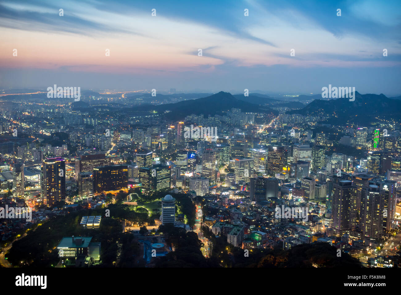Vista su Seoul di notte dalla torre n. Foto Stock