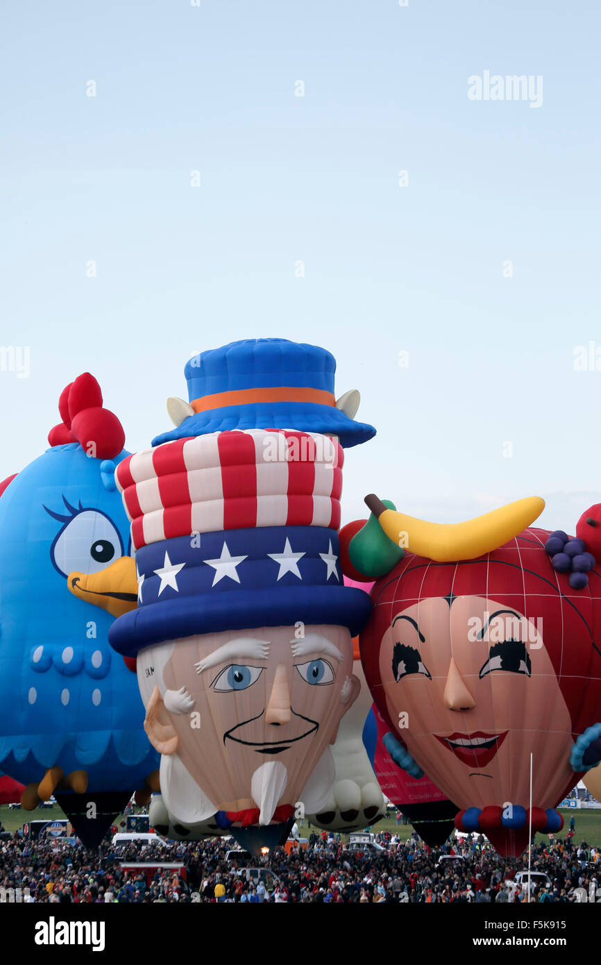 Forma speciale i palloni ad aria calda e la folla, forme speciali Rodeo, Albuquerque International Balloon Fiesta, Nuovo Messico USA Foto Stock