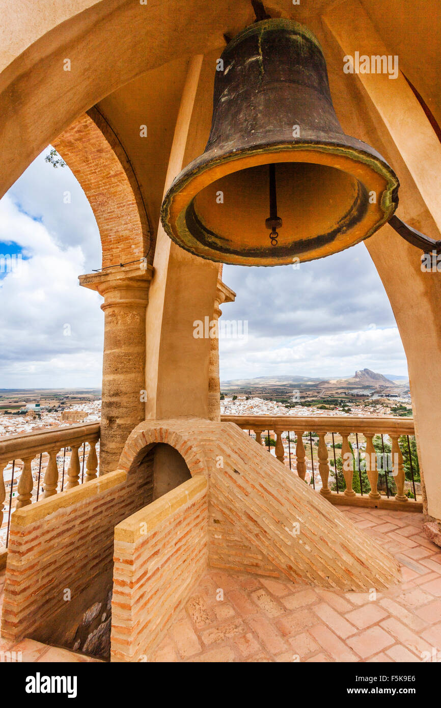Spagna, Andalusia, provincia di Malaga, Antequera, Alcazaba, camera a campana nella cuspide piramidale di Torre del Homenaje Foto Stock
