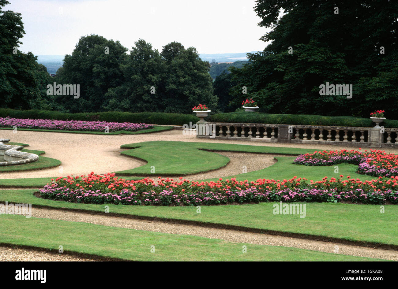 Annuari colorati in un parterre formale in un paese grande giardino in estate Foto Stock