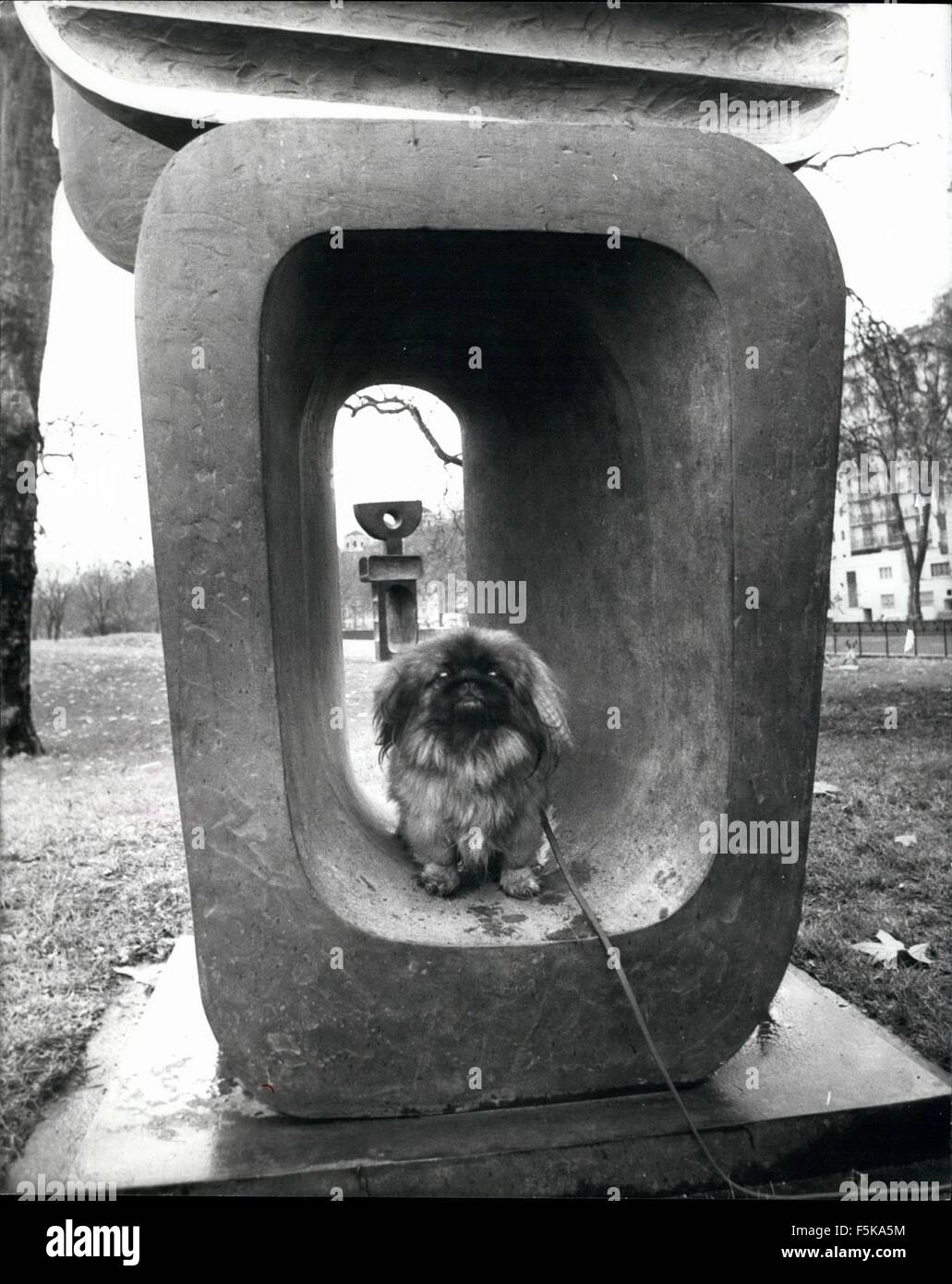 1968 - Lady Birk accetta il prestito al Royal Parks di Hepworth scultura: Lady Birk, parlamentare Sotto Segretario di Stato presso il Ministero dell'ambiente, ha accettato il prestito presso il Royal Parks di Barbara Hepworth nove -p scultura, Famiglia di uomo, in Hyde Park di oggi. La cerimonia ha avuto luogo in prossimità della porta di stanhope off Park Lane. Il prestito ha generosamente stata fatta dal signor e la signora Nigel Broackes ed è il primo a seguire le orme di lady Birk's annuncio durante la fase di apertura in Regents Park di ''Sculpture nel Parco", di incoraggiare tali prestiti ai Parchi Reali (credito Immagine: © Keystone Pictures USA/ZU Foto Stock