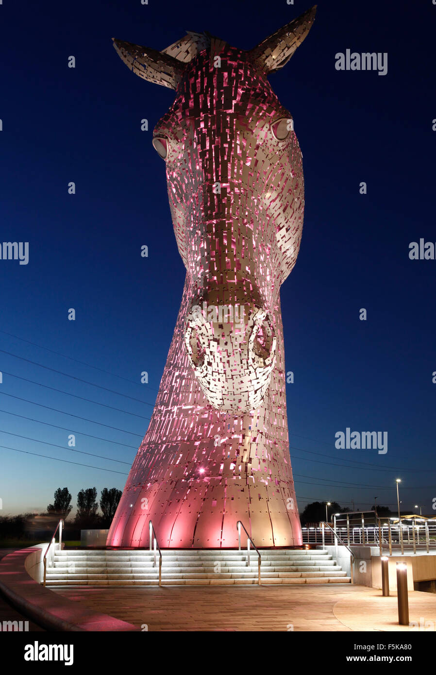 Un Kelpie, uno di Andy Scott's 30m alto/ 300 tonnellate di acciaio inossidabile sculture equino in corrispondenza dell'elica tra Falkirk & Grangemouth Foto Stock