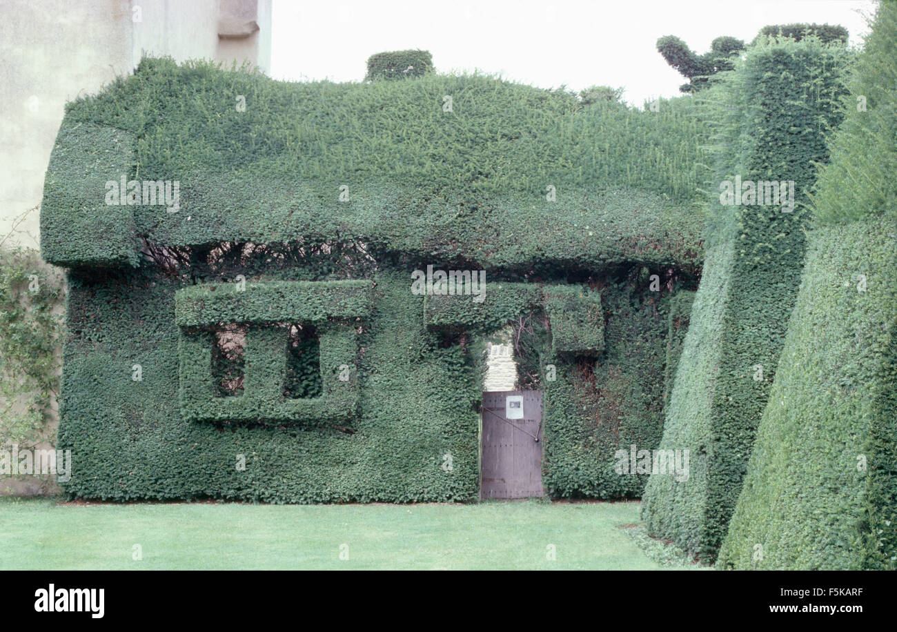 Hedge agganciato nella forma di una casa in un paese grande giardino Foto Stock