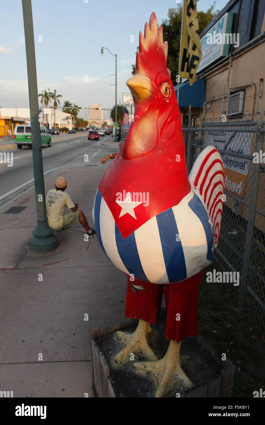 Miami, Florida, Stati Uniti d'America. Xi gen, 2011. Otto Little Havana Galli (mostrato con Cuba bandiera) sono state aggiunte come un progetto artistico in un fallito tentativo di aggiungere alcuni pizazz alla zona, solo un paio di rimanere. Little Havana (La Pequena Habana) è un quartiere entro la città di Miami. La casa di molti immigrati cubani residenti. Little Havana è nota come un centro di vita sociale, culturale e l'attività politica in Miami, noto per i suoi punti di riferimento, tra cui Calle Ocho è indubbiamente il miglior quartiere noto per i cubani esuli nel mondo e di come la politica e culturale della capitale cubano-statunitensi. Characteriz Foto Stock