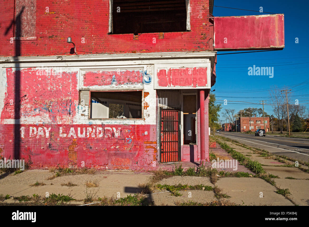 Detroit, Michigan - Un abbandonato il servizio di lavanderia e lavanderie a secco in una sezione spopolate di Detroit il lato est. Foto Stock