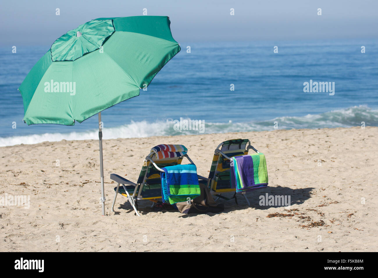 Sedie vuote in una scena di spiaggia dando l'idea di ritiro. Foto Stock