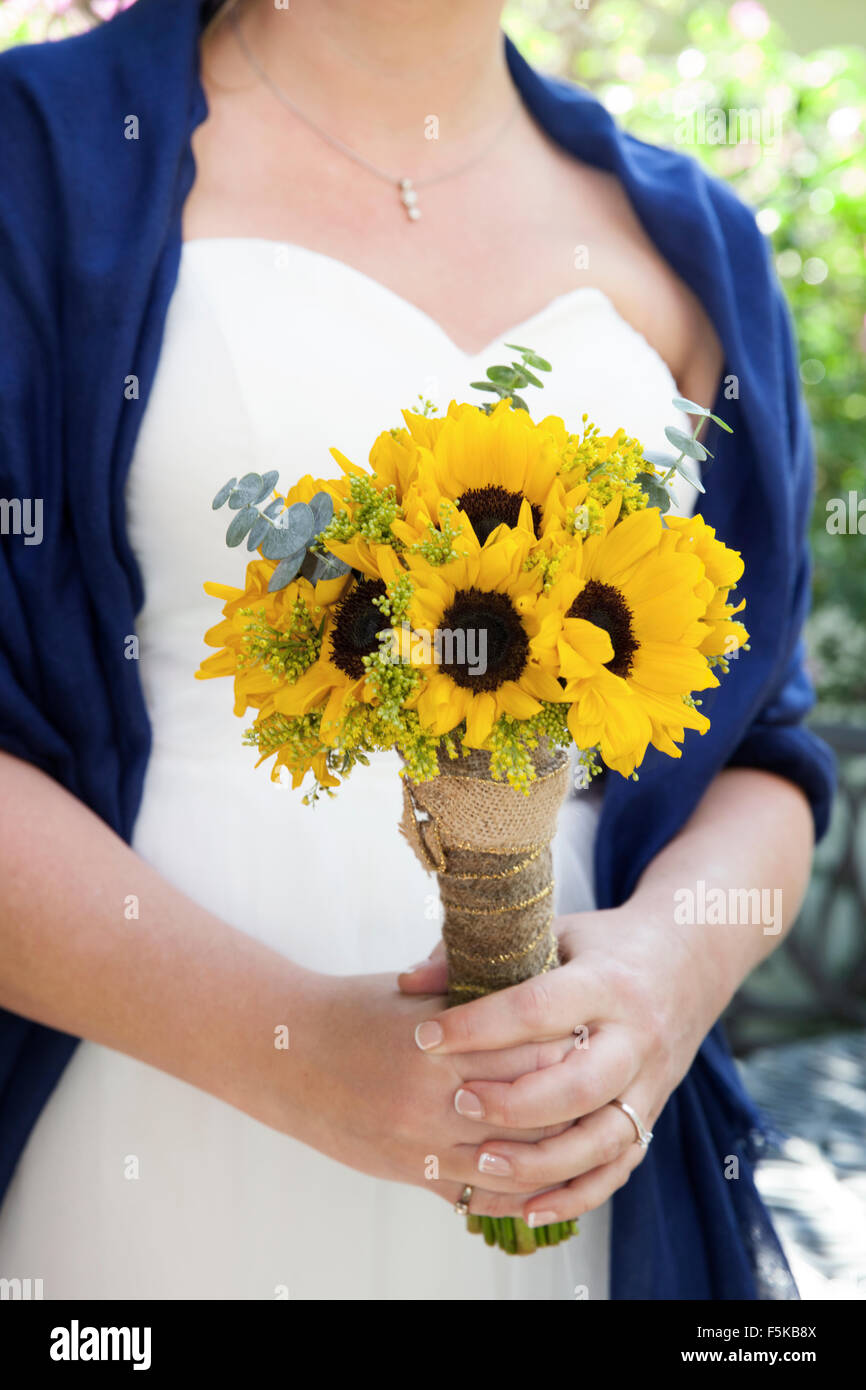 Sposa azienda mini bouquet di semi di girasole. Foto Stock
