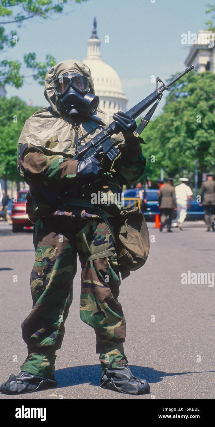 Washington DC. Aprile 30-1997 Membri della US Marine Corps Chimica biologica / Incident Response Force comportano per le immagini che venivano presentate al pubblico in un esercizio sul Campidoglio di Washington. Credito: Mark Reinstein Foto Stock