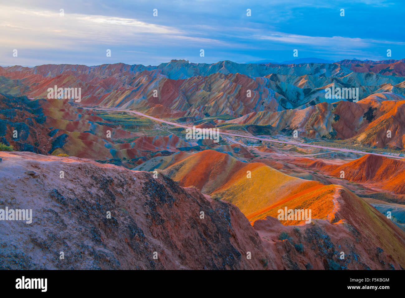 Forme Coloful a Zhanhye Danxie Geo Park, la Cina nella provincia del Gansu, Ballands erosi in colori muliple Foto Stock