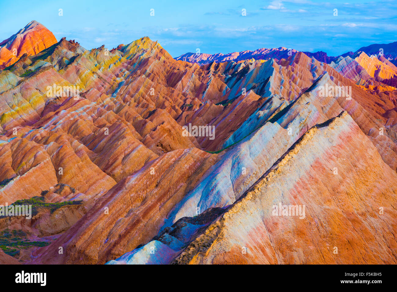 Forme Coloful a Zhanhye Danxie Geo Park, la Cina nella provincia del Gansu, Ballands erosi in colori muliple Foto Stock