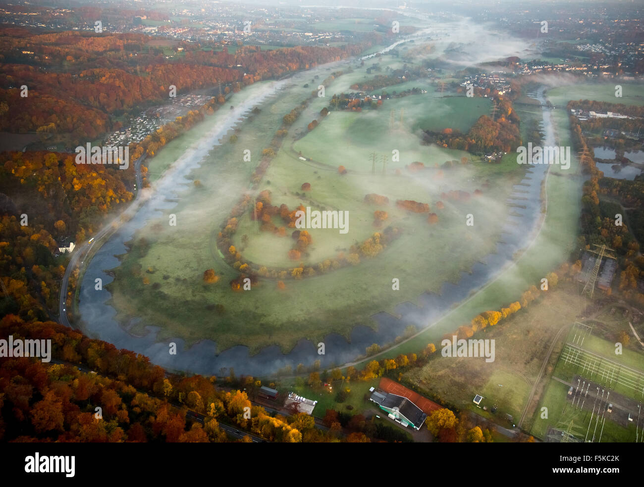 Riserva Naturale nella nebbia, Ruhrbogen, Fiume Arch Hattingen, energia, alta tensione, Ruhrauen, dissenteria, pennelli, Hattingen Foto Stock