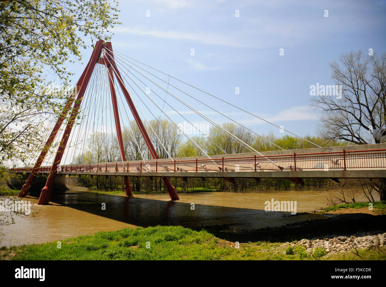 Un ponte progettato da Jean Muller chiamato Quadripod in Columbus, Indiana. Il fiume Flatrock Foto Stock