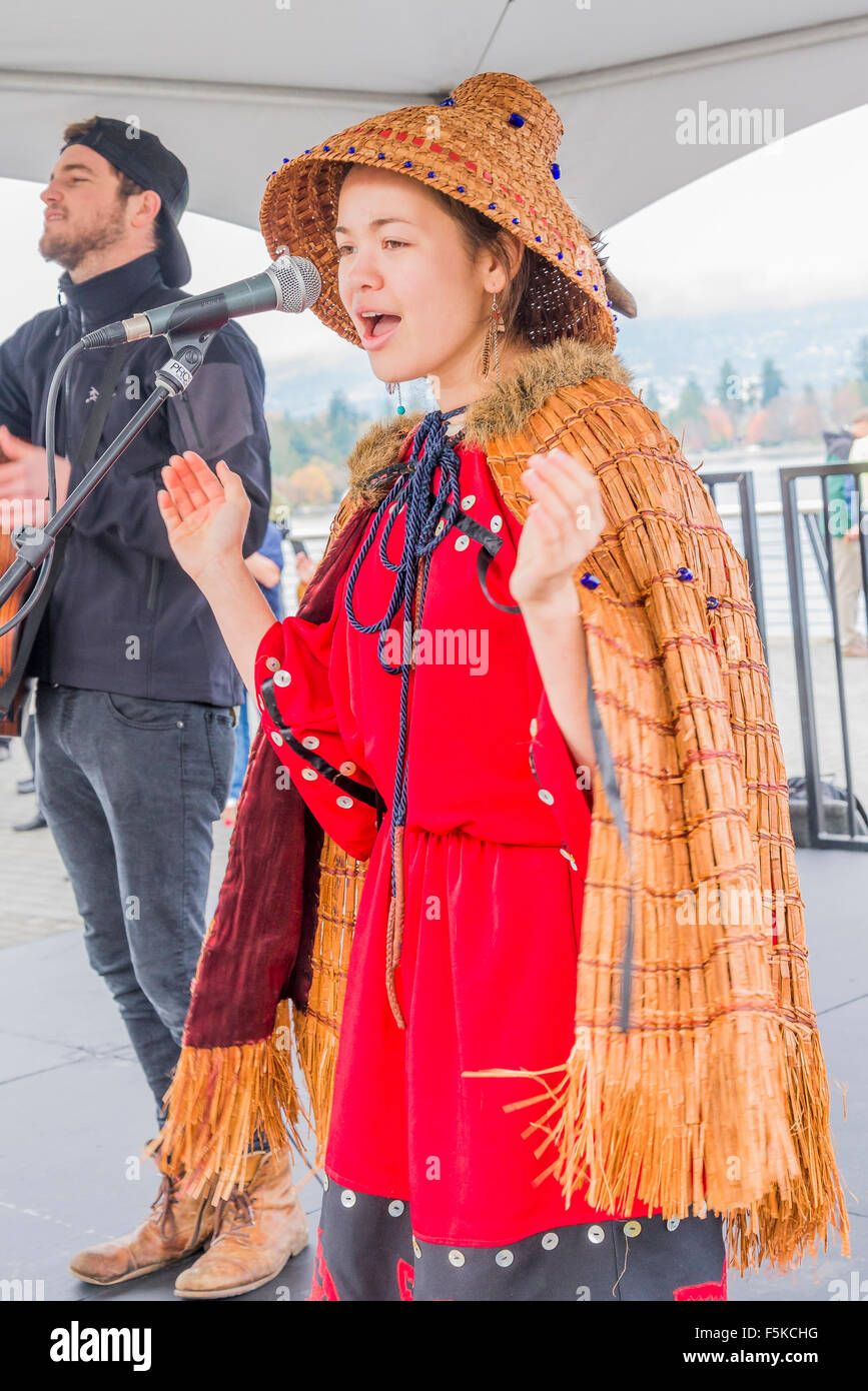 Coast Salish delle prime nazioni cantante attivista, Ta'Kaiya Blaney, canta al rally a sostegno del Balzo Manifesto per il cambiamento climatico Foto Stock