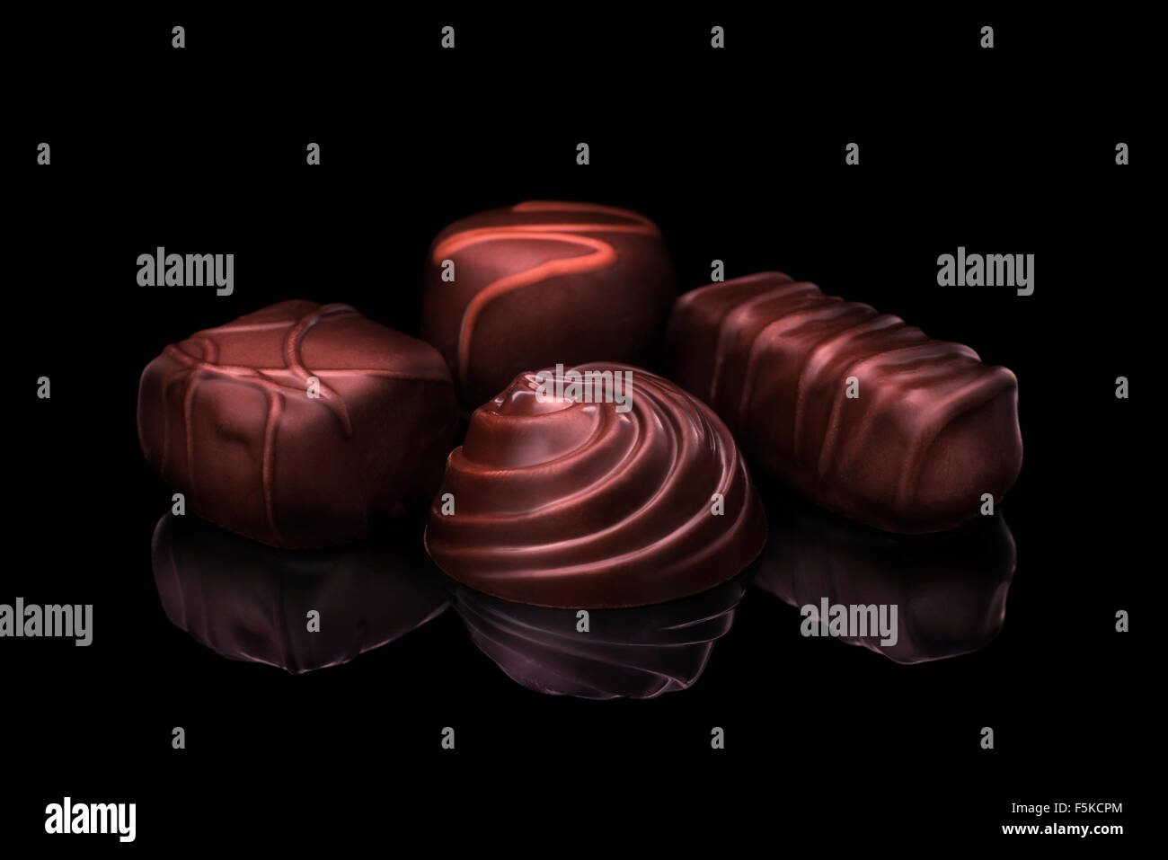 Cioccolatini sono visti da vicino su sfondo nero in studio, 2015. (Adrien Veczan) Foto Stock