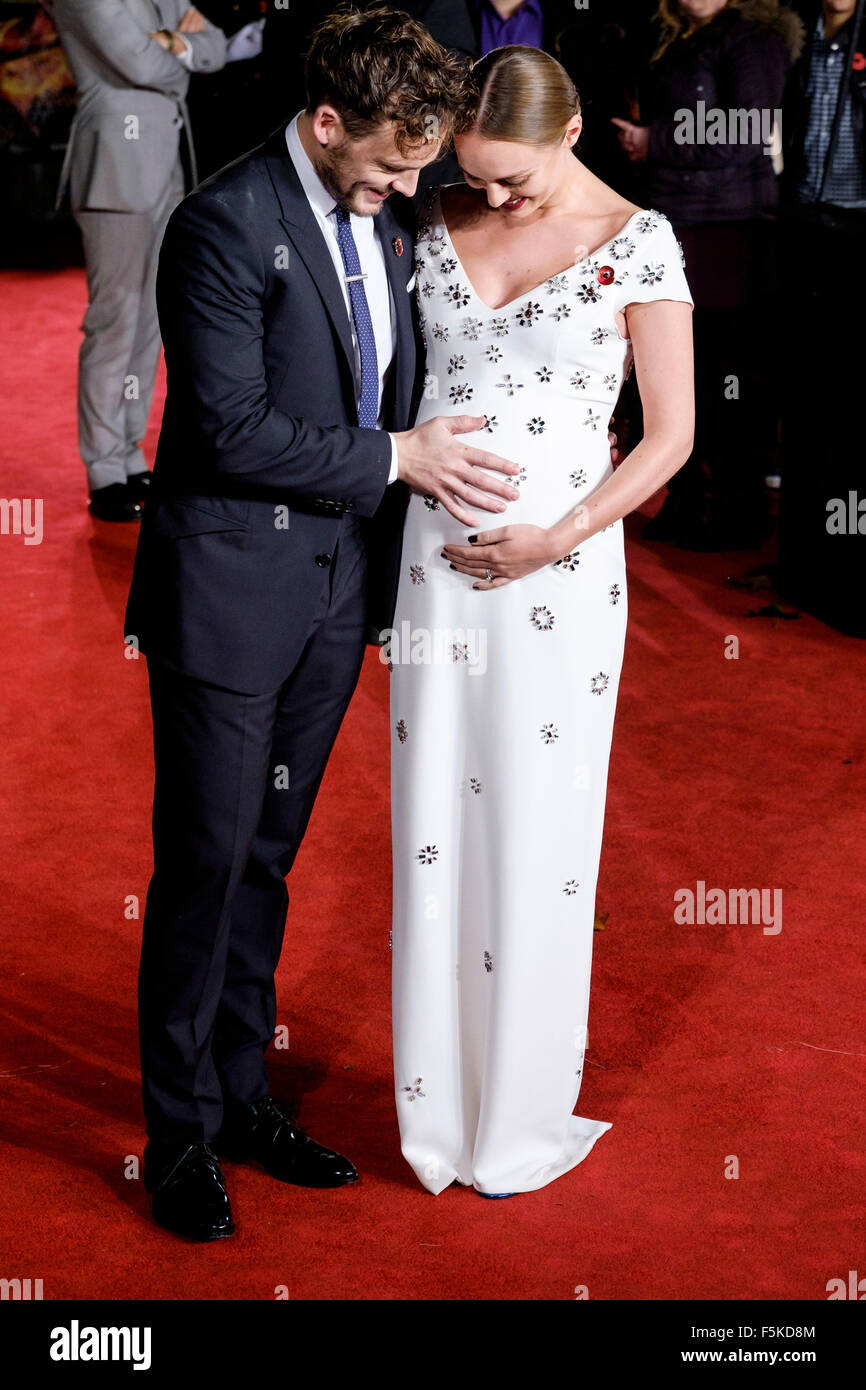 Laura Eglefino & marito Sam Claflin assiste il Regno Unito Premiere della fame giochi: Mockingjay - Parte 2 su 05/11/2015 di Odeon Leicester Square, . Foto di Julie Edwards. Foto Stock