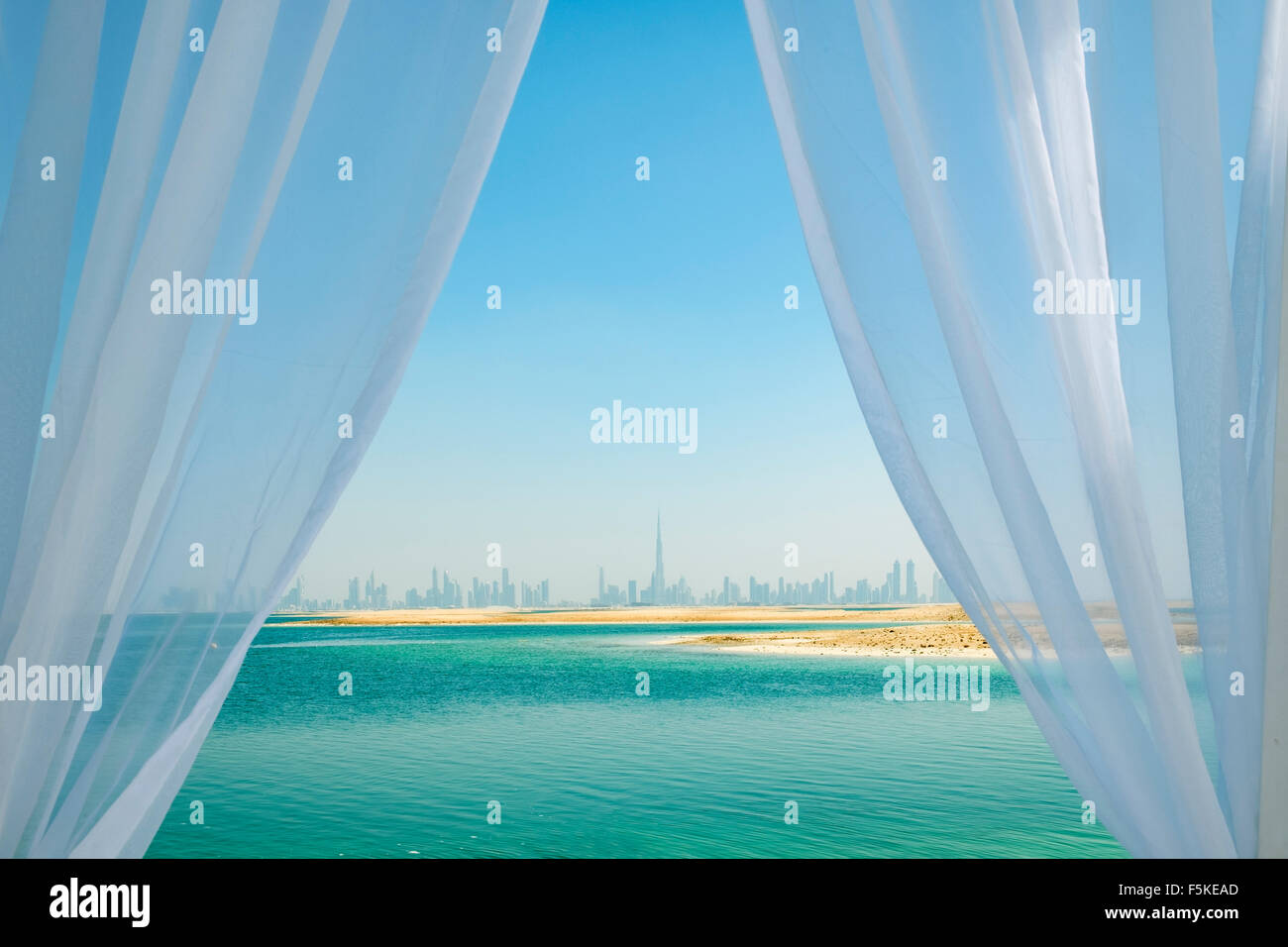 Skyline di Dubai dall'isola il Libano beach resort su un uomo fatto isola, parte del mondo fuori Dubai Emirati Arabi Uniti Foto Stock