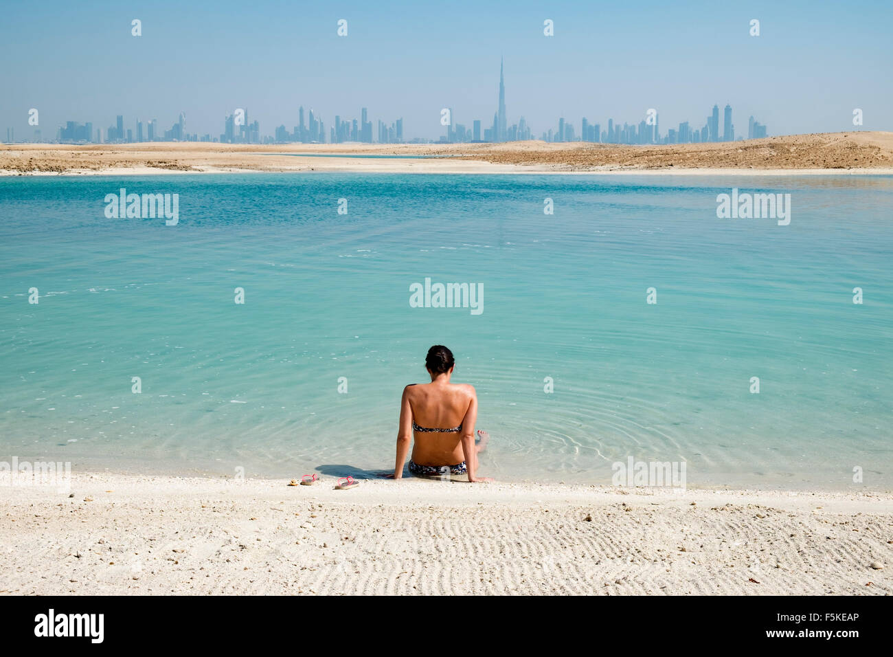 Skyline di Dubai dall'isola il Libano beach resort su un uomo fatto isola, parte del mondo fuori Dubai Emirati Arabi Uniti Foto Stock