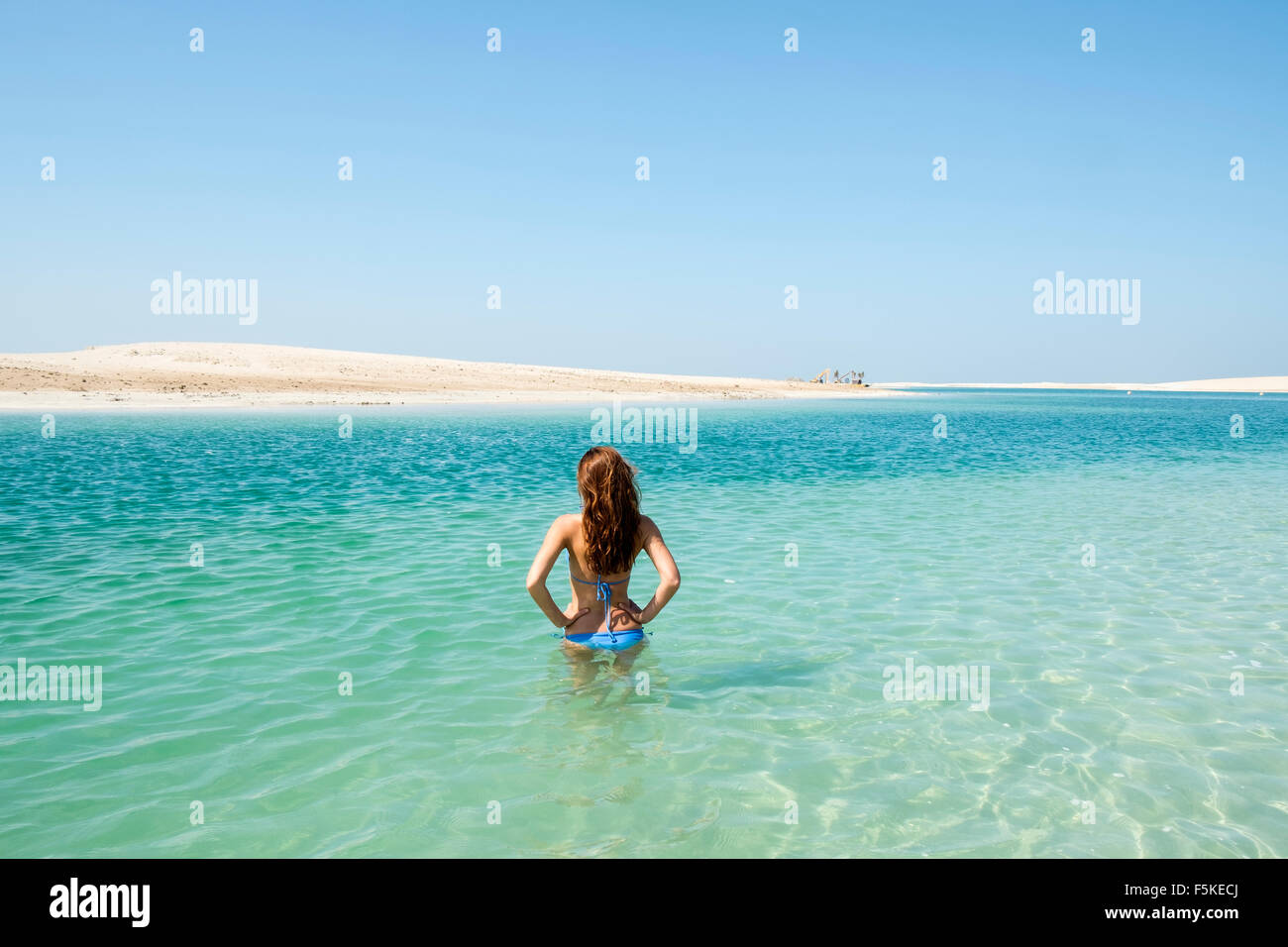 Donna in mare a Isola il Libano beach resort su un uomo fatto isola, parte del mondo fuori della costa di Dubai negli Emirati Arabi Uniti Foto Stock