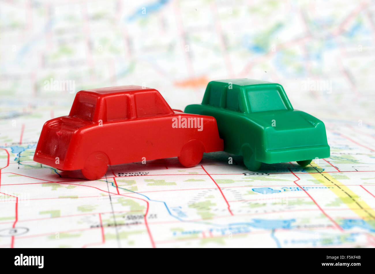 La collisione di due giocare in plastica automobili su una mappa Foto Stock