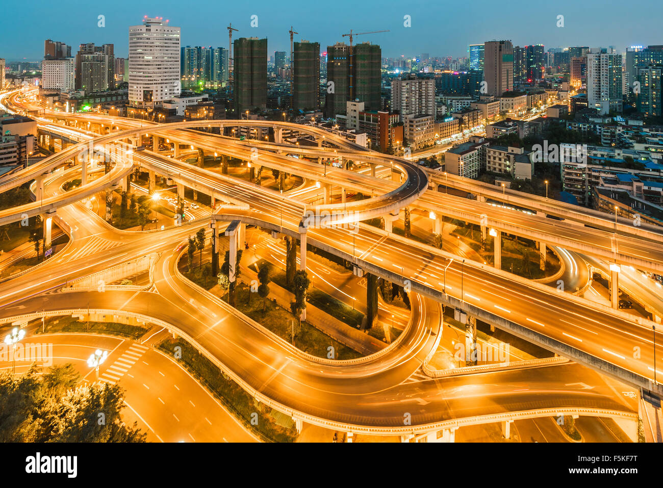 Chengdu, nella provincia di Sichuan, Cina - 28 OTT 2015: il traffico automobilistico su yingmenkou interchange attraversamento di strade di notte. Foto Stock