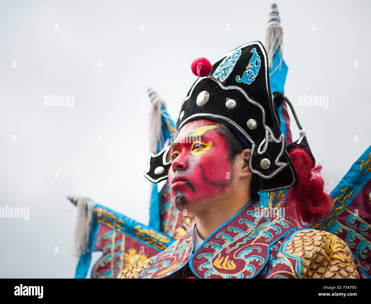 Parigi, Francia - Jan 28, 2012: Cinese attori in costume tradizionale presso il nuovo anno lunare cinese parade. Foto Stock