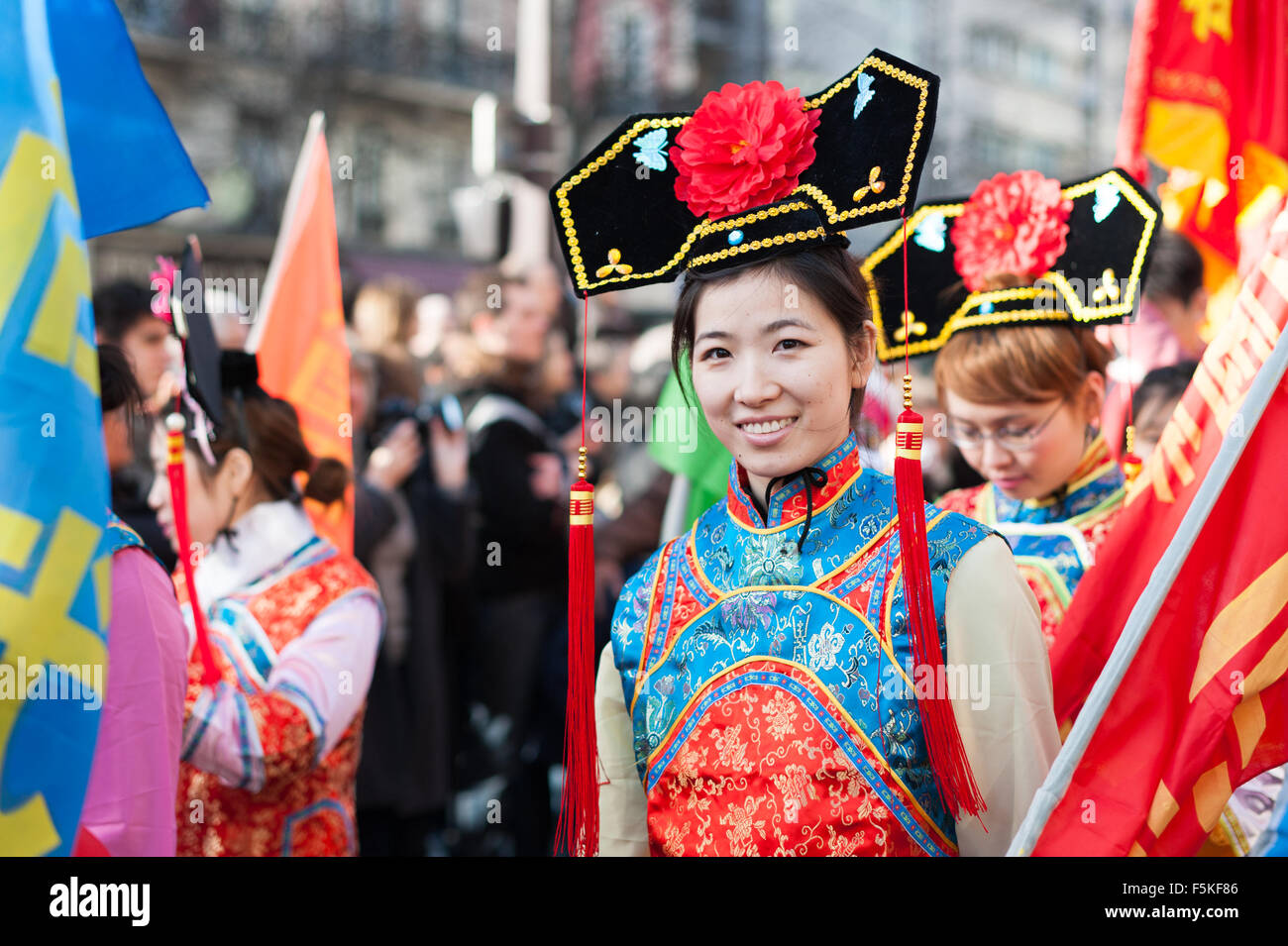 Parigi, Francia - 6 Feb 2011: musicisti cinesi che indossa in costume tradizionale presso il nuovo anno lunare cinese parade Foto Stock