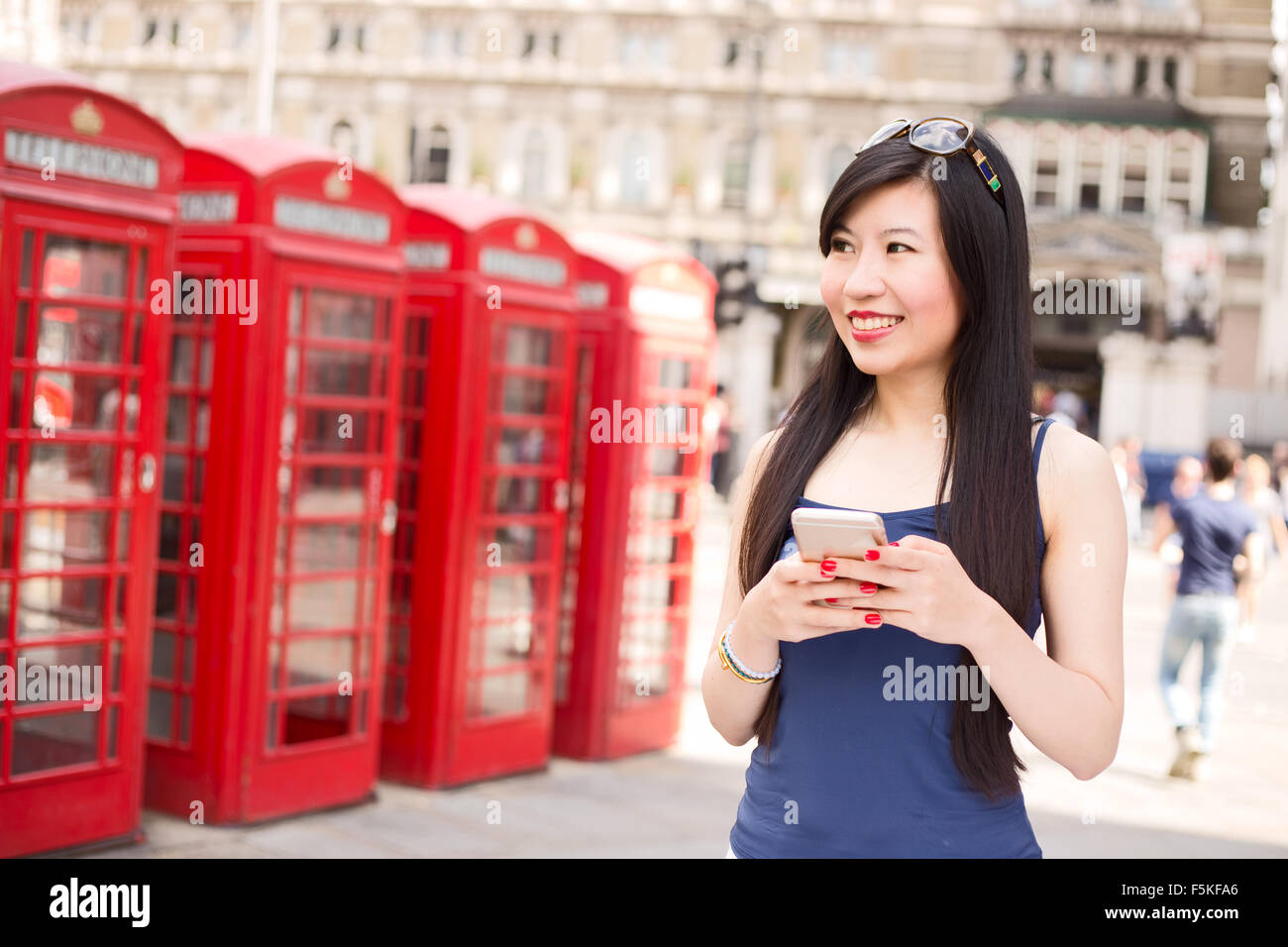 Giovane donna a Londra con il suo telefono Foto Stock