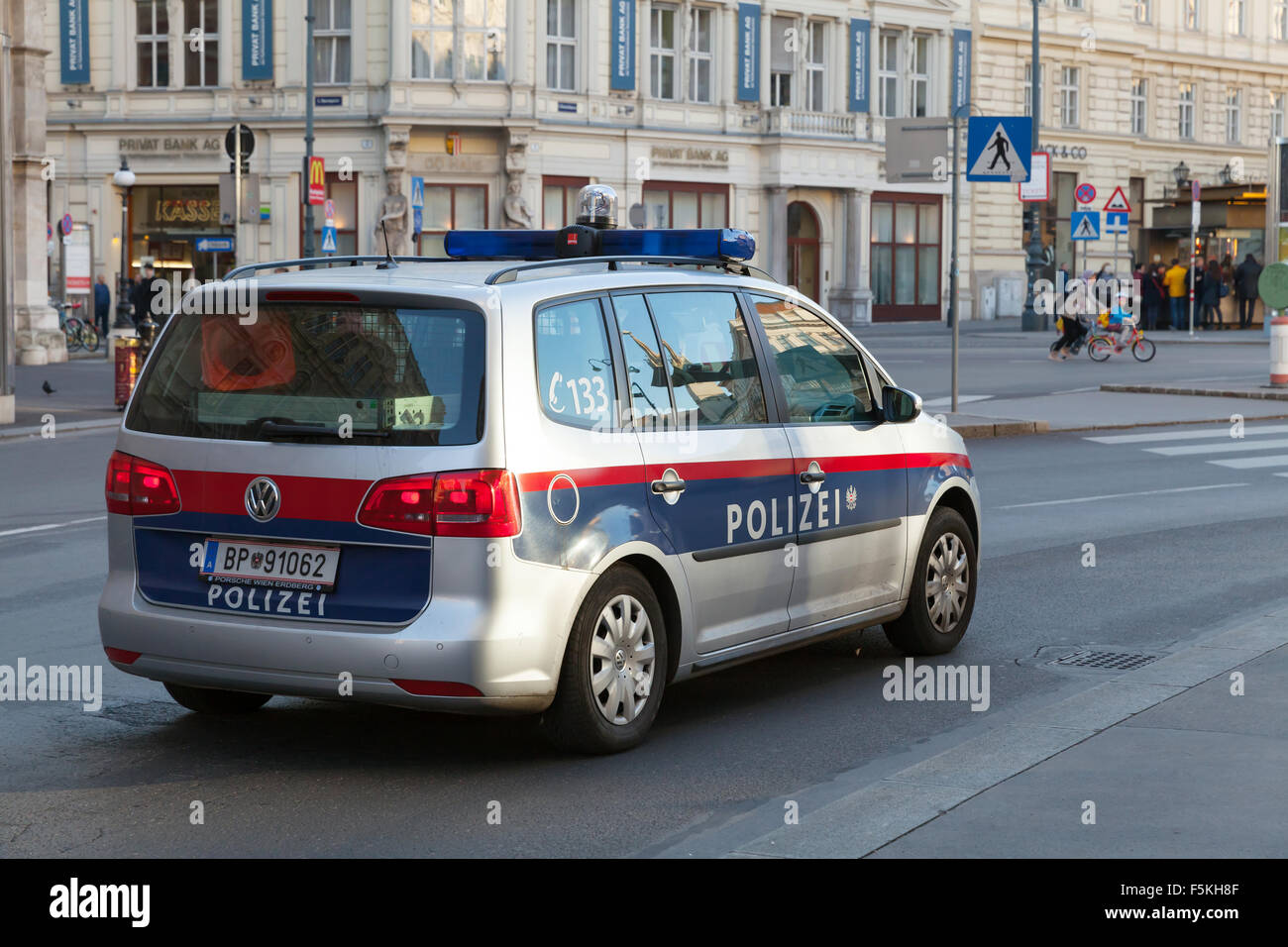 Vienna, Austria - 2 Novembre 2015: VW Touran 2015 come una macchina della polizia di Vienna Foto Stock