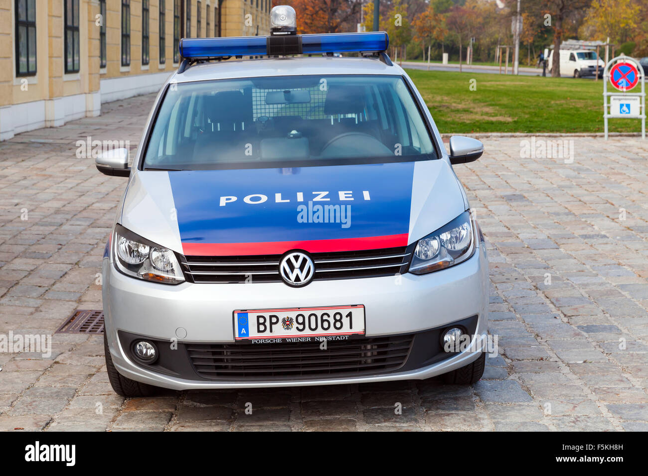 Vienna, Austria - 3 Novembre 2015: VW Touran 2015 come una macchina della polizia di Vienna, vista frontale Foto Stock Vienna, Austria - 3 Novembre 2015: VW Touran 2015 come una macchina della polizia di Vienna, vista frontale Foto Stock