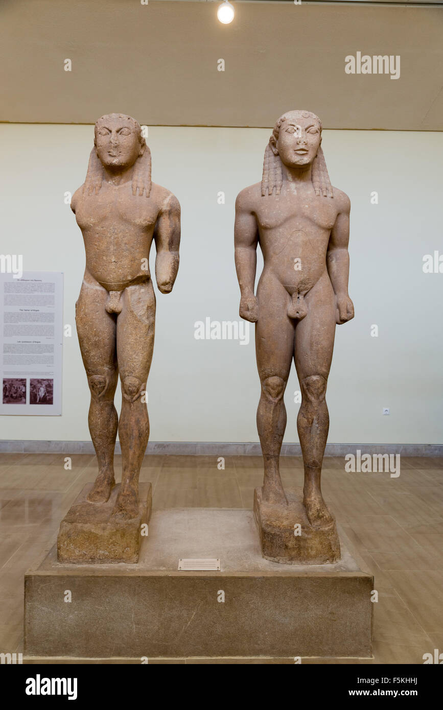 DELPHI, Grecia - 30 ottobre 2015: Delphi Museo Archeologico. Kouros, Kleobis e Biton Foto Stock