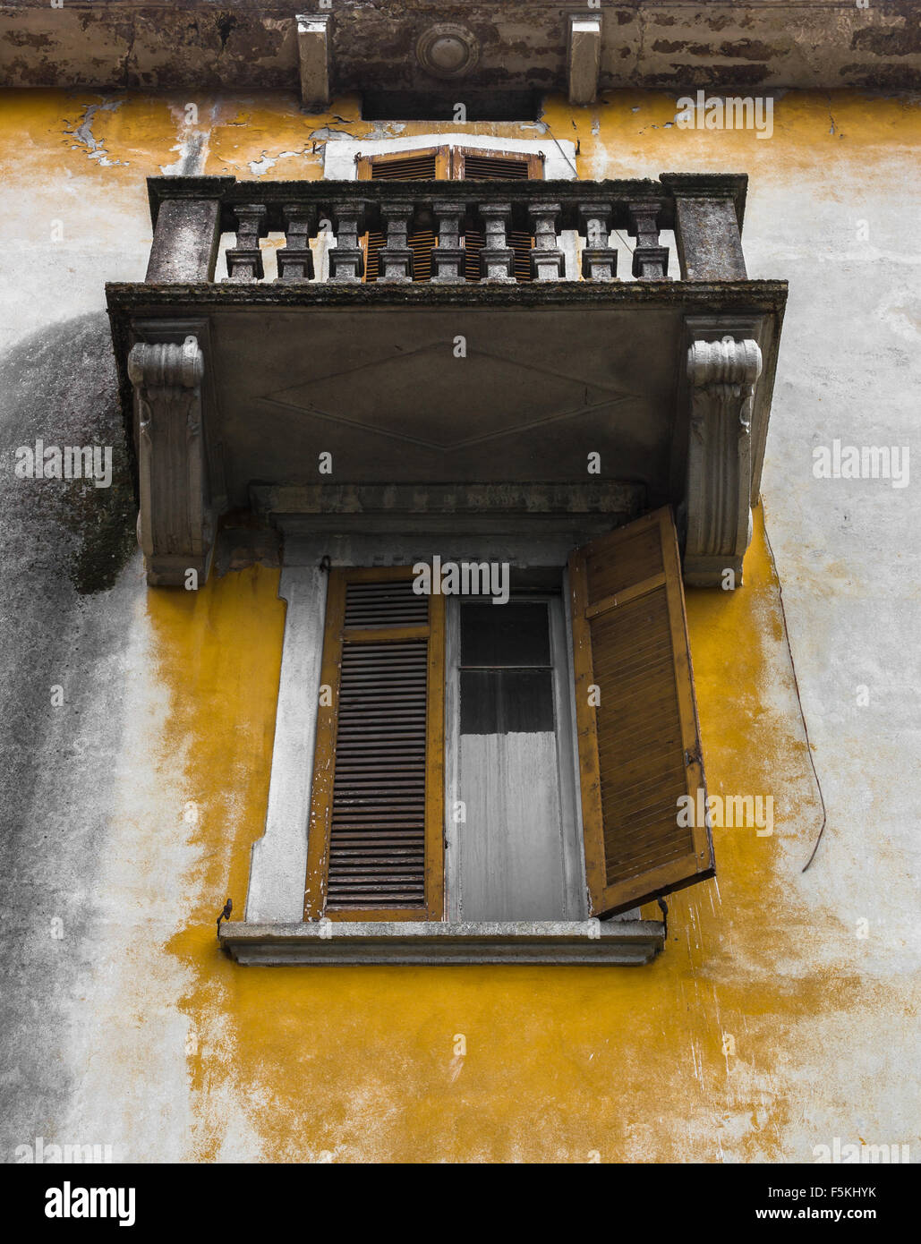 Antica facciata Italiana con peeling gesso, vicino alla finestra e un balcone. Foto Stock