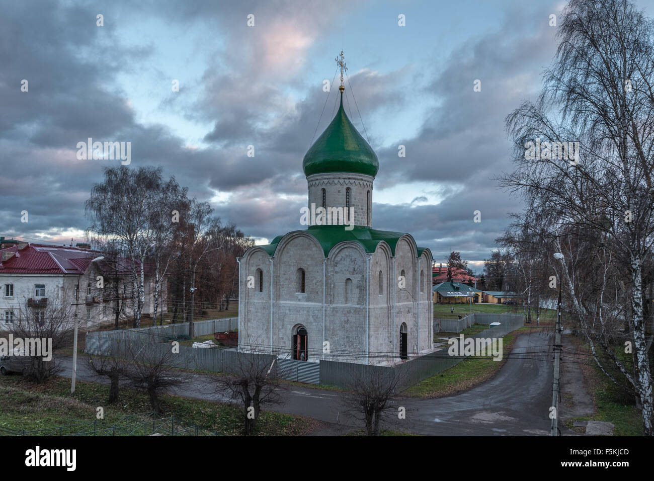 Pereslavl-Zalessky, Russia - Novembre 05, 2015: pietra bianca cattedrale della trasfigurazione, è costruito nel 1152. Vista dal n. Foto Stock