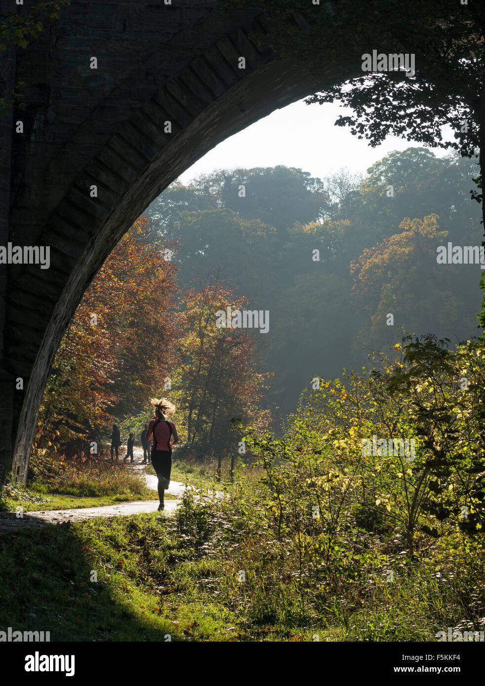 Pareggiatore femmina che corre lungo il percorso lungo il fiume in Durham City, England, Regno Unito Foto Stock