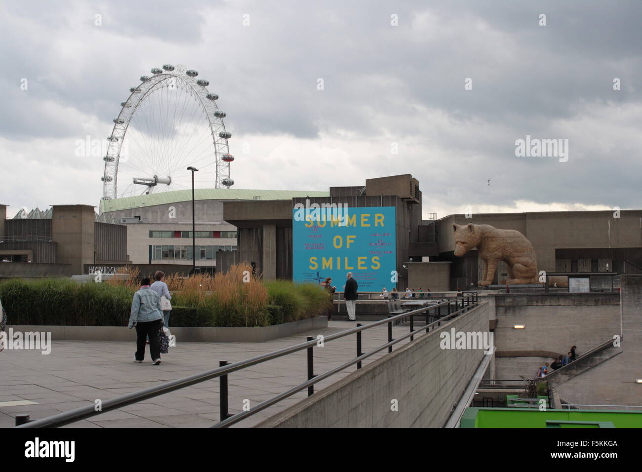 Urban Fox scultura fuori la Hayward Gallery presso il centro di Southbank con il London eye in background Foto Stock