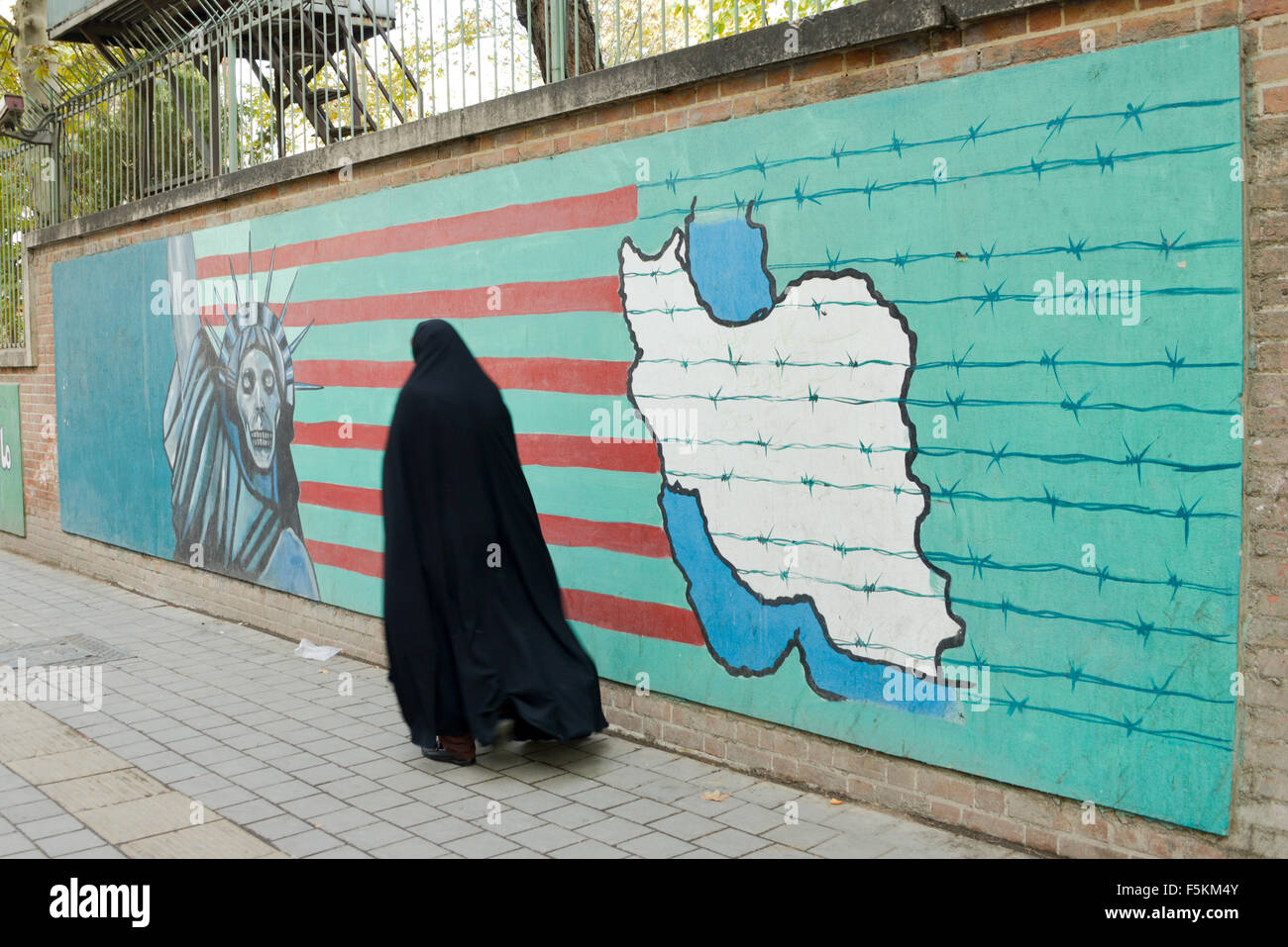 Tehran, Iran. 4 Novembre, 2015.Anti American murale sulla parete della ex ambasciata americana a Teheran in Iran Foto Stock