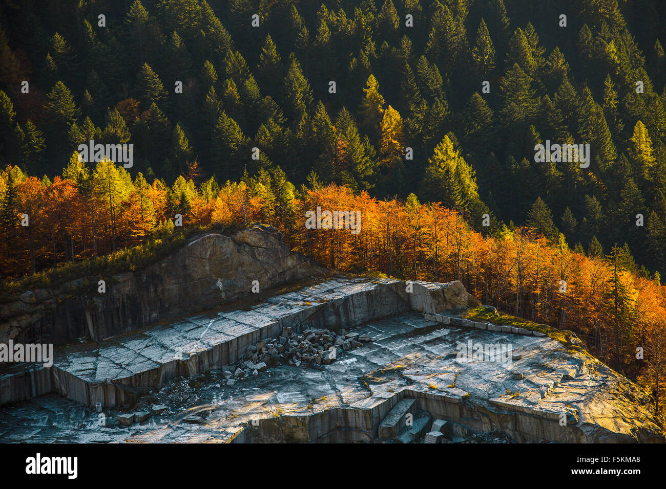 Italia Piemonte Val Formazza autunno cava di serizzo Foto stock - Alamy