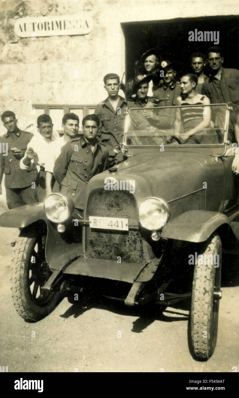 L'Esercito Italiano soldati con vettura militare Foto Stock