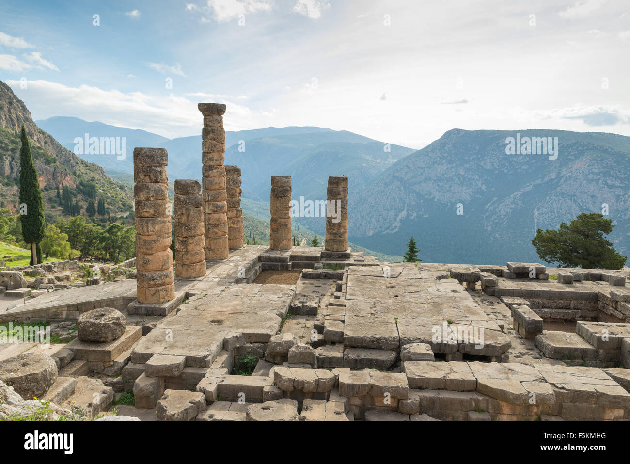 Il sito archeologico di Delfi è stata iscritta sulla lista del Patrimonio Mondiale dell'UNESCO. Le rovine del tempio di Apol Foto Stock