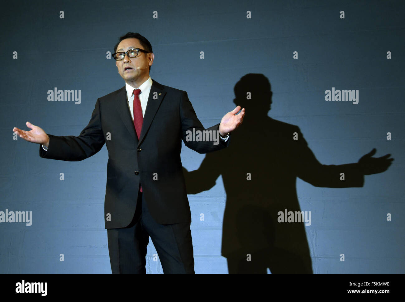 Tokyo, Giappone. 6 Nov, 2015. Presidente Akio Toyoda di laccati. Toyota Motor Corp. annuncia la creazione di una nuova attività di ricerca e sviluppo il braccio con sede nella Silicon Valley in California nel corso di una conferenza stampa presso un hotel di Tokyo il Venerdì, 6 novembre 2015. I mondi più grande fabbricante automobilistico investirà circa un miliardo di dollari nei prossimi cinque anni per la Toyota Research Institute di concentrarsi sull'intelligenza artificiale e la robotica. Credito: Natsuki Sakai/AFLO/Alamy Live News Foto Stock