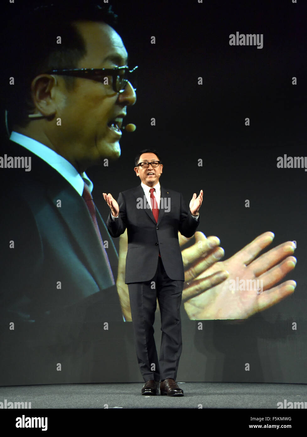 Tokyo, Giappone. 6 Nov, 2015. Presidente Akio Toyoda di laccati. Toyota Motor Corp. annuncia la creazione di una nuova attività di ricerca e sviluppo il braccio con sede nella Silicon Valley in California nel corso di una conferenza stampa presso un hotel di Tokyo il Venerdì, 6 novembre 2015. I mondi più grande fabbricante automobilistico investirà circa un miliardo di dollari nei prossimi cinque anni per la Toyota Research Institute di concentrarsi sull'intelligenza artificiale e la robotica. Credito: Natsuki Sakai/AFLO/Alamy Live News Foto Stock