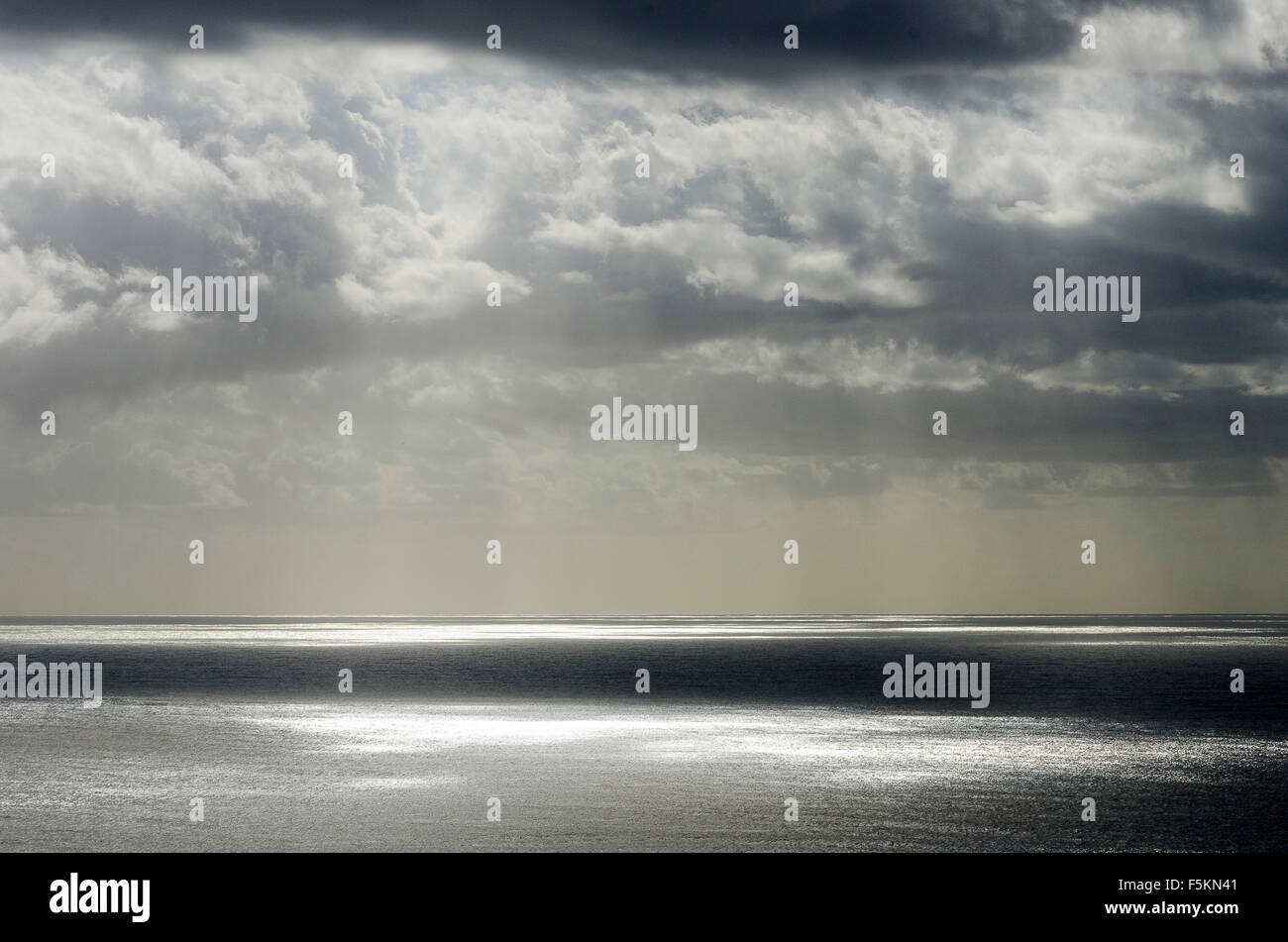 Sole che splende attraverso le nuvole sul mare, oceano pacifico, di Surfers Paradise, Gold Coast, Queensland, Australia Foto Stock