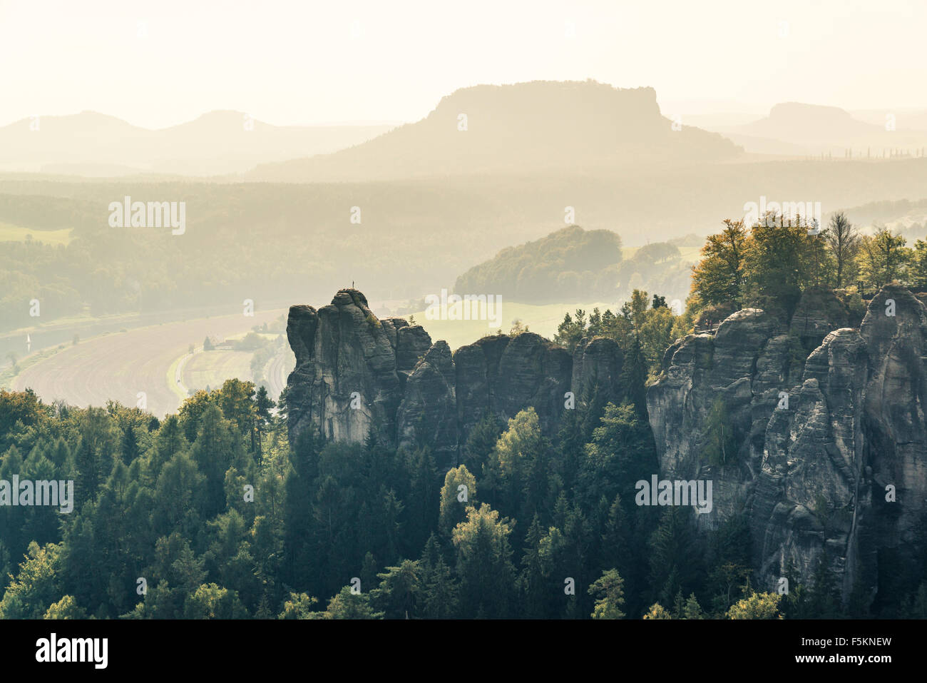 Vista di Moench Rock e Lilienstein, Elba montagne di arenaria, Sassonia, Germania Foto Stock