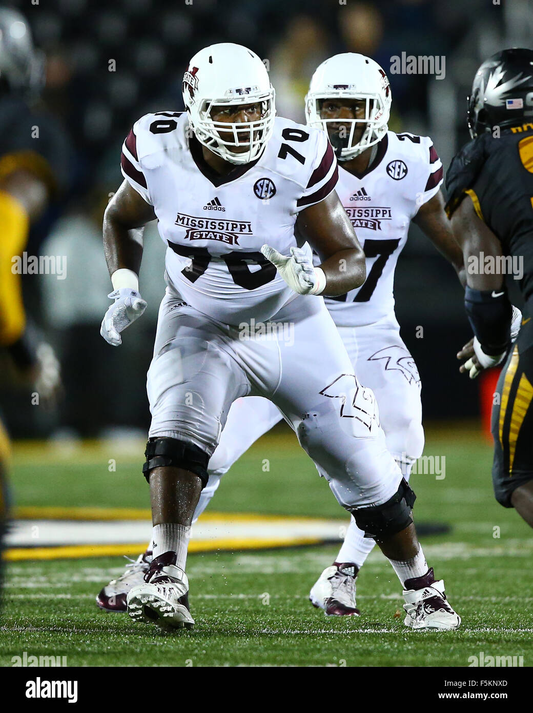 Novembre 5, 2015: la Mississippi State Bulldogs offensive lineman Justin Malone (70) assume la sua posizione durante la seconda metà di un NCAA Football gioco contro il Missouri Tigers in campo Faurot nel Memorial Stadium di Columbia, Mo. Mississippi State ha vinto il gioco 31-13. Credito: Billy Hurst/CSM Foto Stock