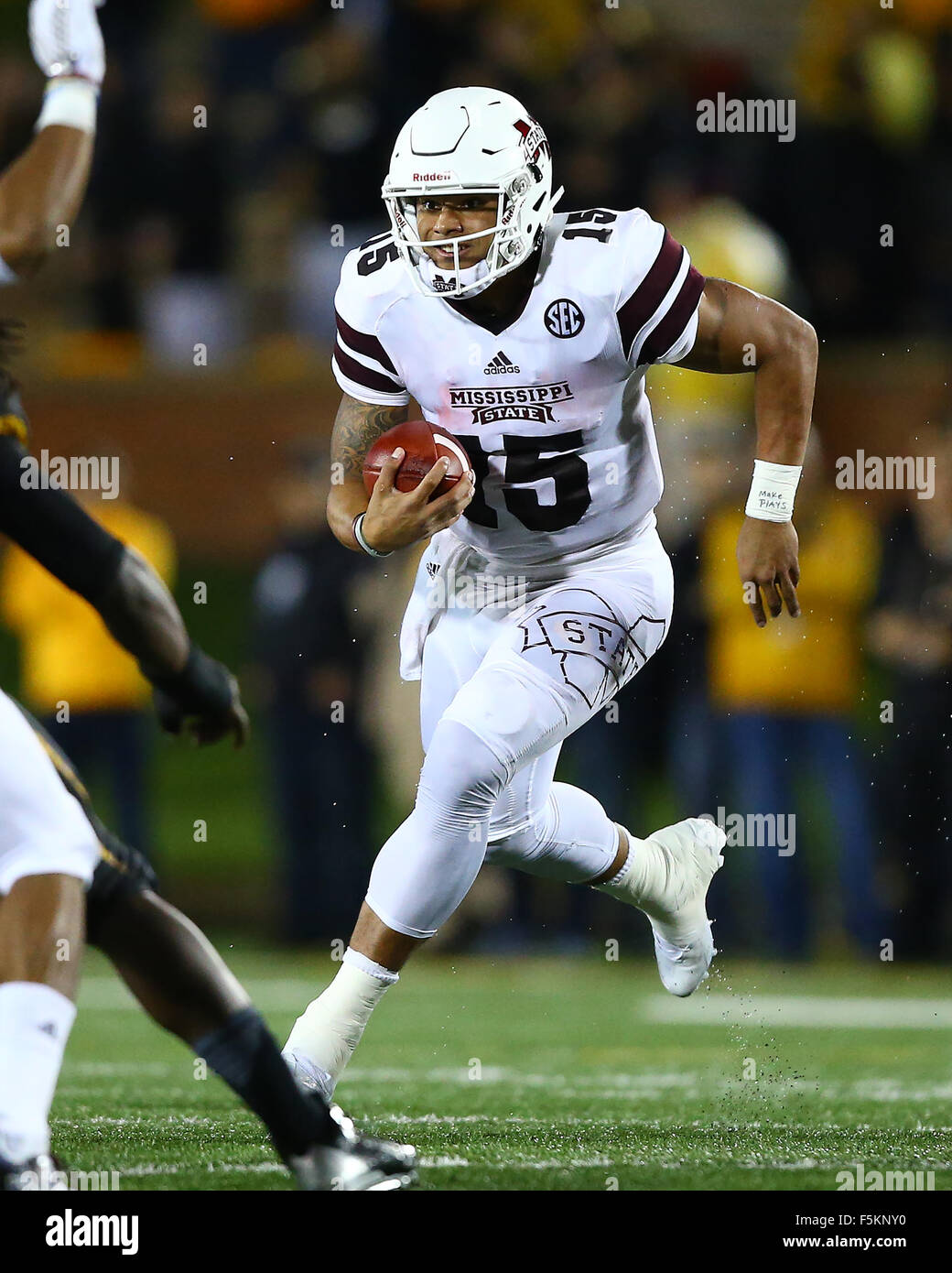 Novembre 5, 2015: la Mississippi State Bulldogs quarterback Dak Prescott (15) corre la sfera durante la seconda metà di un NCAA Football gioco contro il Missouri Tigers in campo Faurot nel Memorial Stadium di Columbia, Mo. Mississippi State ha vinto il gioco 31-13. Credito: Billy Hurst/CSM Foto Stock